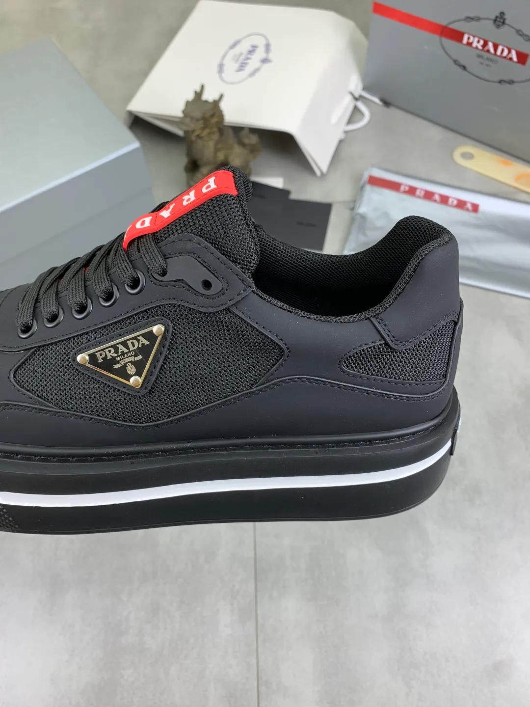 Men's shoes 💰P580💰 [New model] popular models are on the official website, 🆘 Trendy brand (Prada) mainly promotes popular models, avant-garde and versatile fashionable men's shoes private version mold opening, cowhide surface splicing 1:1 replica... fashionable and simple, original imported cowhide lining cowhide feet; the atmosphere and personality are more fashionable, eye-catching and pursuing class. It will subvert the old idea and be a must-have for fashion trendsetters with you! Must keep it for yourself! Tall and comfortable, large and low, high-end quality workmanship. Size: 38-45 3⃣️colors available.